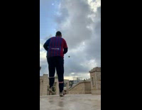 Collab PubityPets - Man several attempt to kick the ball inside the hole