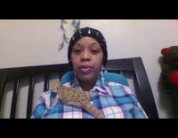 Woman explains the hygiene of its pet lizard