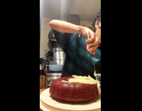 Collab ClipsIG - Woman designs cake with baby alive head