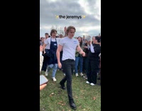 Crowd cheers for Jeremy Allen White lookalike 