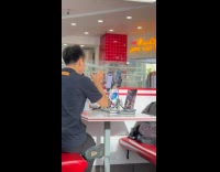 Collab IITW - Man multiple devices live stream in restaurant