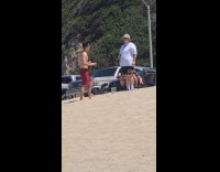 Collab IITW - Man shirtless prepares tiktok video at beach