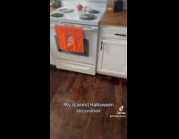 Collab Clips MPUGC - Woman makes a floating shopping list