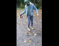 Collab DailyDoseOfInternet - Guy kicks open two beer bottles