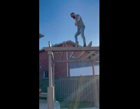 Collab KaleSaladIG - Guy handstands on wooden pergola falls fail