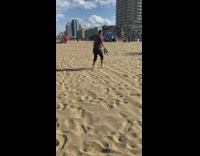 Man photobombs woman in a photoshoot at the beach but failed