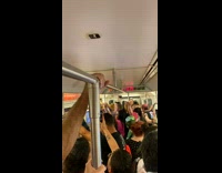 Passengers sings P!nk inside the subway train