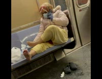 Lady wipes feet with tissues on subway 
