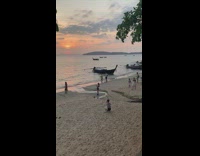 Girl poses on crowded beach and gets frustrated